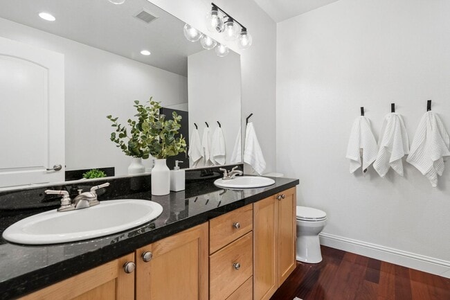 Building Photo - Spectacular SW Portland 2 bedroom Townhouse