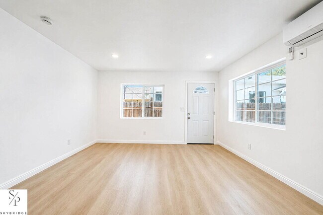 Building Photo - Bright 1BR in Los Angeles — Cozy, Convenient City Living