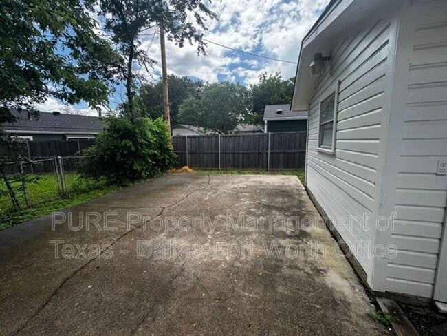 Building Photo - 2021 Bluebonnet Dr