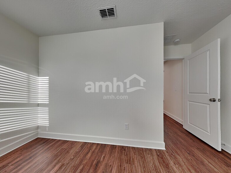 Building Photo - 5945 Hampton Creek Rd