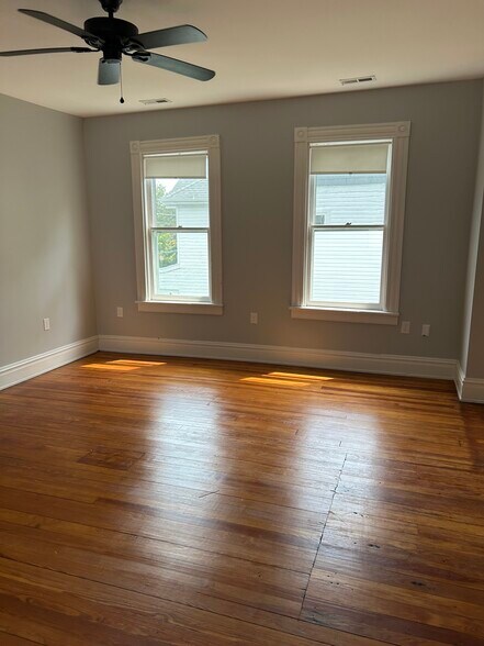 Building Photo - 1103 Oakwood Ave