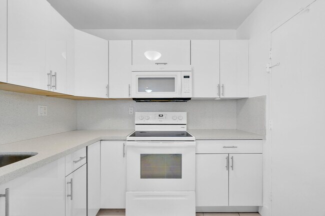 Building Photo - 3725 S Ocean Dr