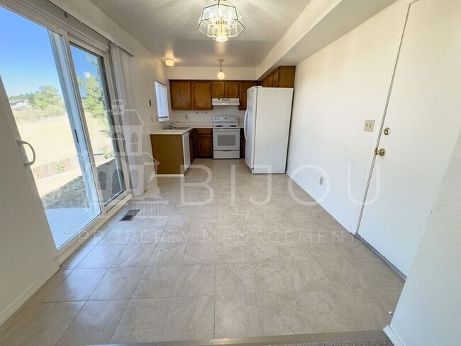 Building Photo - 6470 Chantilly Pl