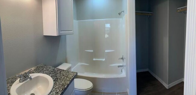 Building Photo - Beautiful Updated Duplex