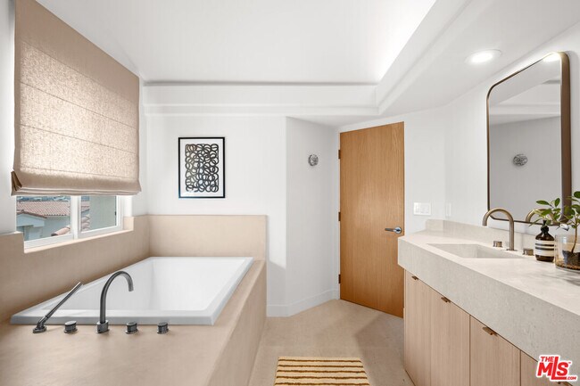 Building Photo - 6475 Zuma View Pl