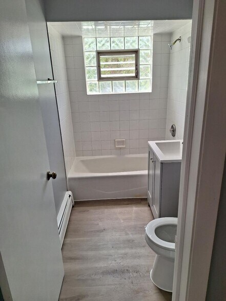 Building Photo - 14047 S Tracy Ave