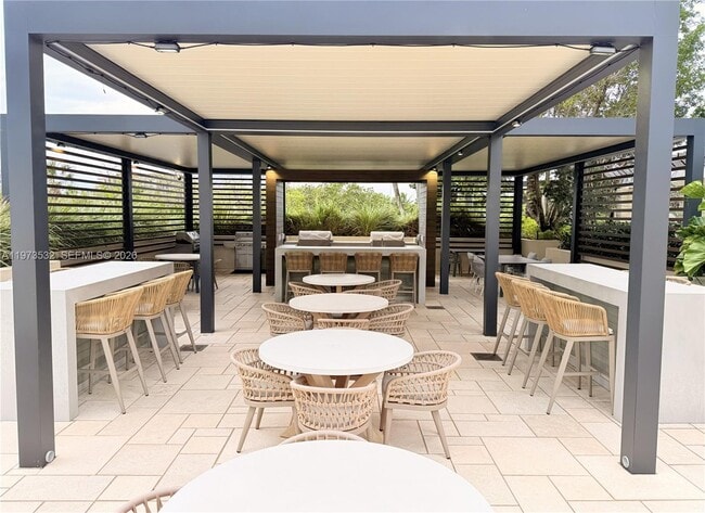 Building Photo - 400 S Pointe Dr