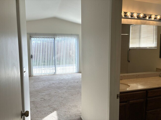 Building Photo - GREAT NEIGHBORHOOD IN RIALTO HILLS 4BED+2BATH