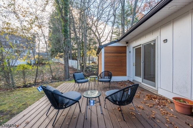 Building Photo - 7 Oak Tree Ln