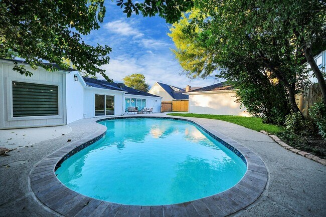 Building Photo - 12318 Queensbury Ln