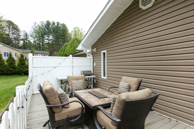 Building Photo - 3BR/2BA Home with Detached Garage – Fletch...