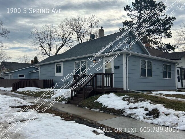 Building Photo - Spacious 4 Bedroom House With Huge Garage!