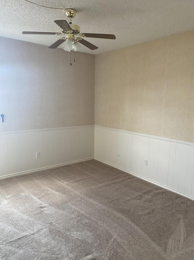 Building Photo - 320 Thunderbird Dr