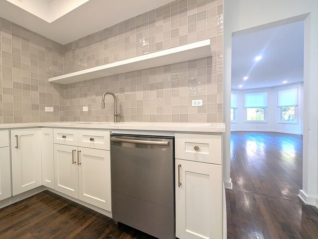 Building Photo - 2437 W Leland Ave