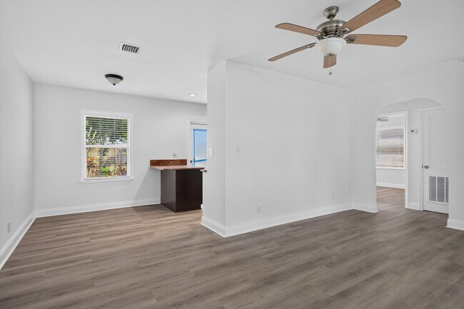 Building Photo - 423 SW 11th Ct