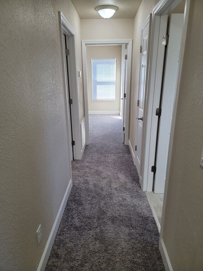 Building Photo - Gorgeous 3/2 Townhome in Lakeside!!!!
