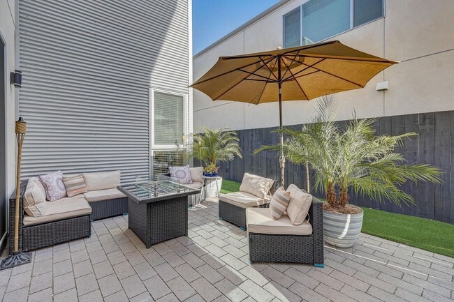 Building Photo - Available Modern Long Term Unfurnished hom...