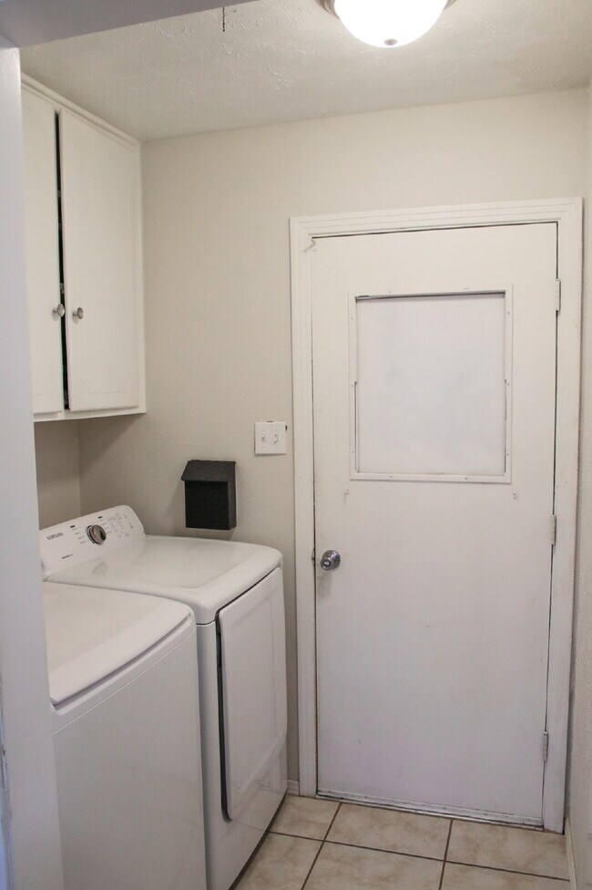 Building Photo - Large Updated Home!