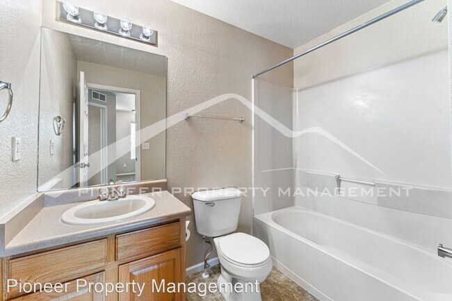 Building Photo - 3 br, 2.5 bath House - 12784 Jasmine St Un...