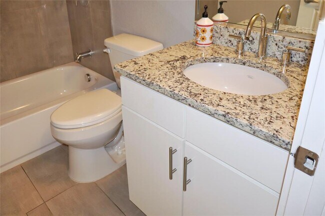 Building Photo - 810 S Rock St