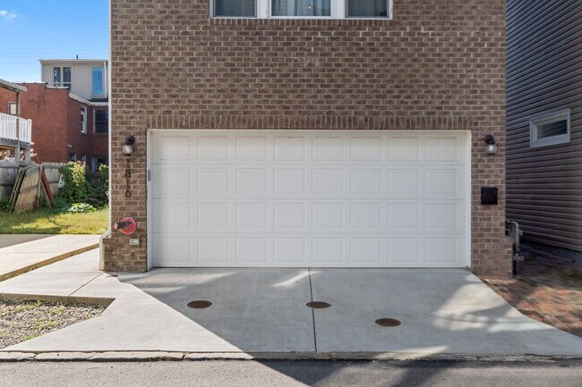 Building Photo - Luxury 3-Bedroom, 4-Bathroom House in Sout...