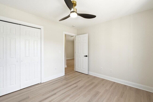 Building Photo - 215 Gardenview Ct NE