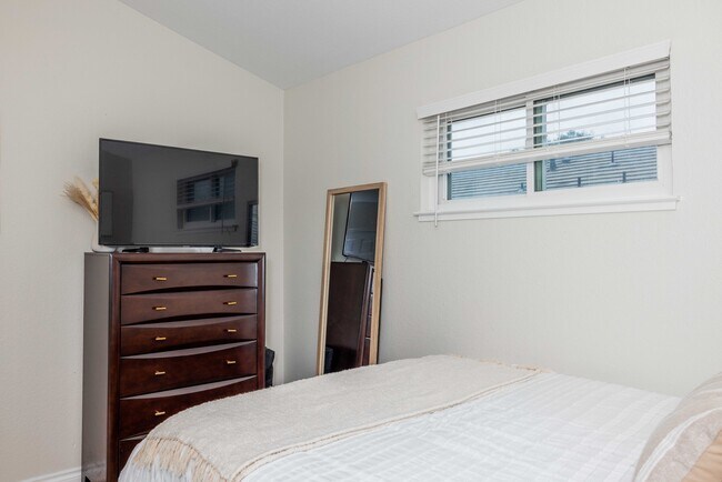 Building Photo - 1954 Bristol St