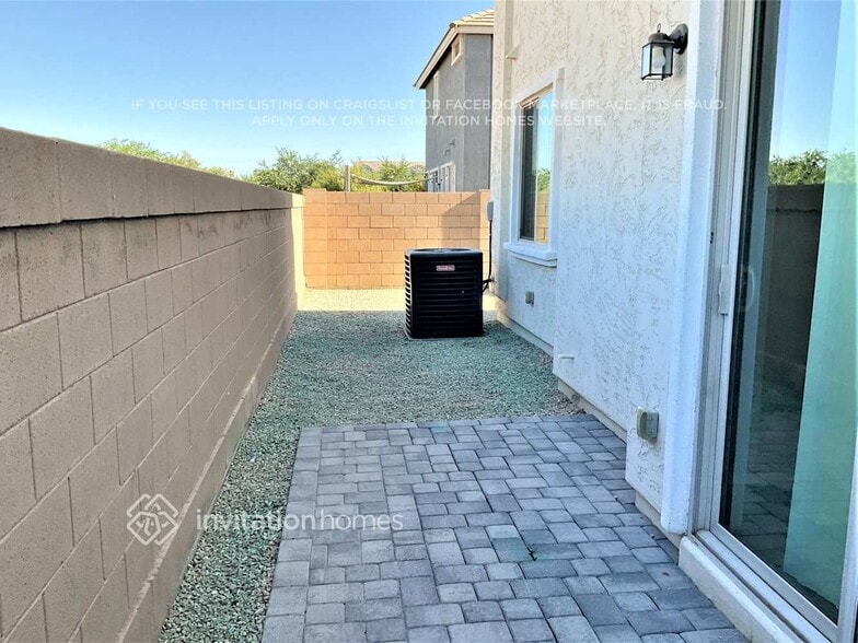 Building Photo - 208 N Sandal