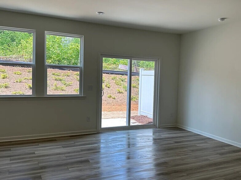 Building Photo - 169 Parker Ln