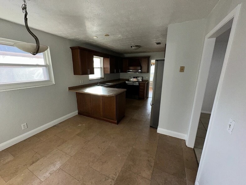 Building Photo - 3135 Sabal Palm Dr