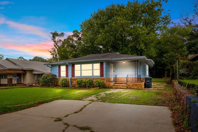 Primary Photo - Spacious beautiful 4-bedroom 1 bath home