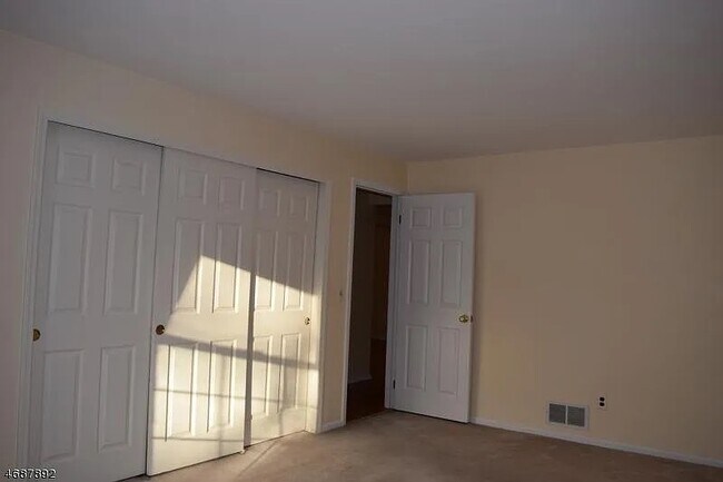 Building Photo - 65 Jamestown Rd