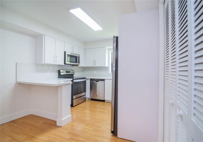 Building Photo - 491 Racquet Club Rd