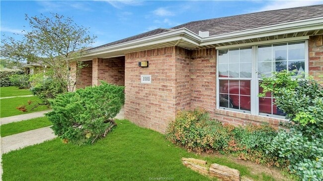 Building Photo - 3 Bed, 3 Bath Duplex in College Station