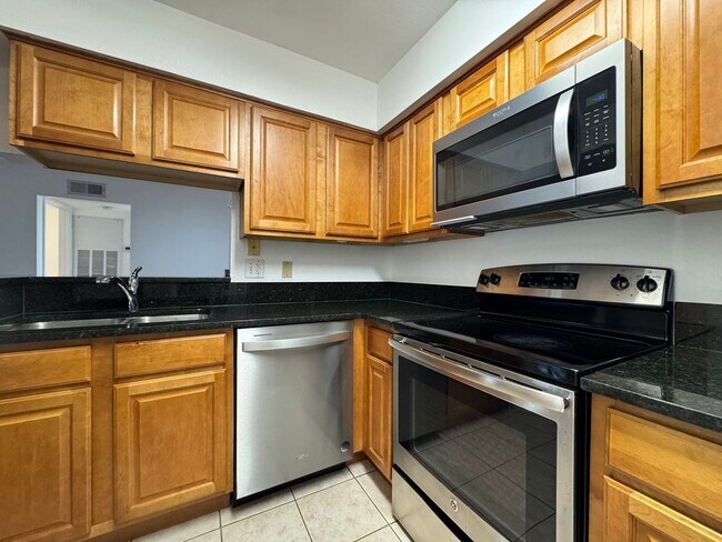 Building Photo - Bright And Cozy 2 Bed 2 Bath Condo In Vibrant Pointe At Park Center
