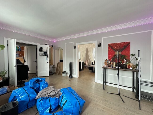 Building Photo - 1352 W Carmen Ave