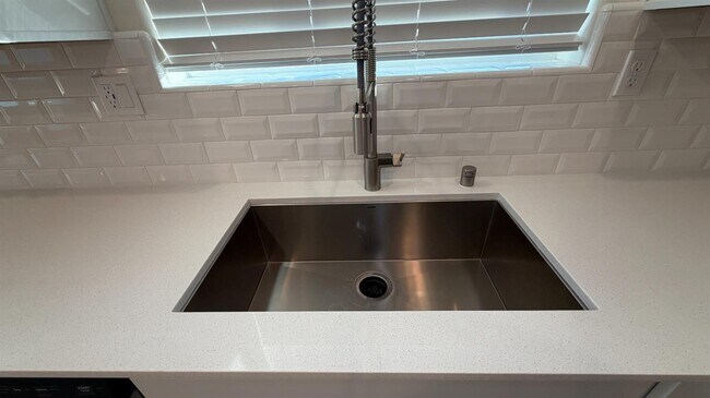 Building Photo - 2173 N Renn Ave