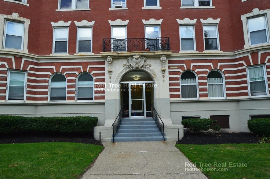Building Photo - 1595 Beacon St