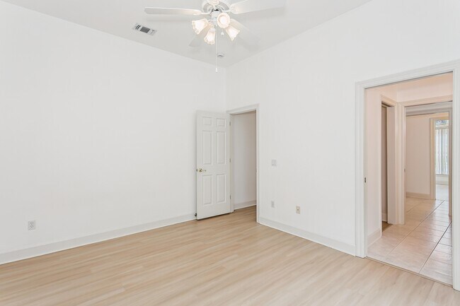 Building Photo - 5930 Hermitage Dr