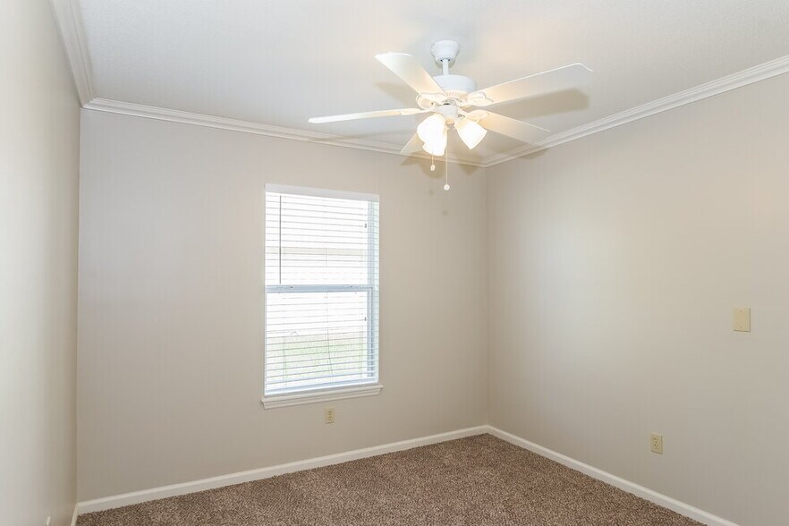 Building Photo - 2077 Willesdon Dr W