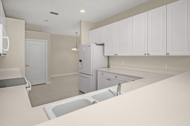 Building Photo - 2056 Crestview Way