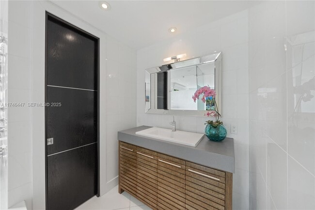 Building Photo - 227 E Dilido Dr