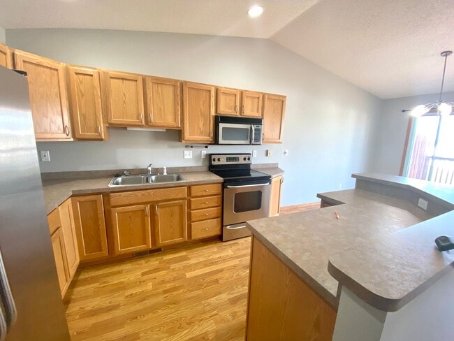 Building Photo - 3 bed, 2 bath Twinhome