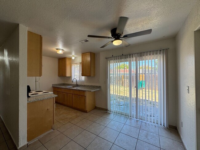 Building Photo - Two Bed, One Bath Triplex with a One Car Garage In North Stockton