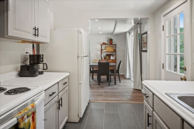 Building Photo - 272 W Carmel Valley Rd