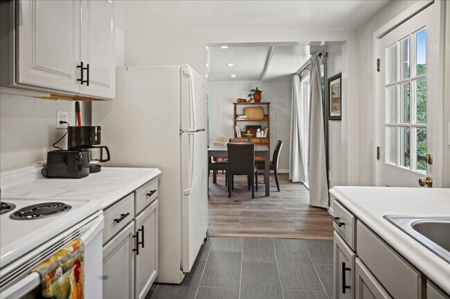 Building Photo - 273 W Carmel Valley Rd