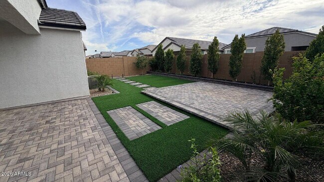 Building Photo - 40145 W Hillman Dr