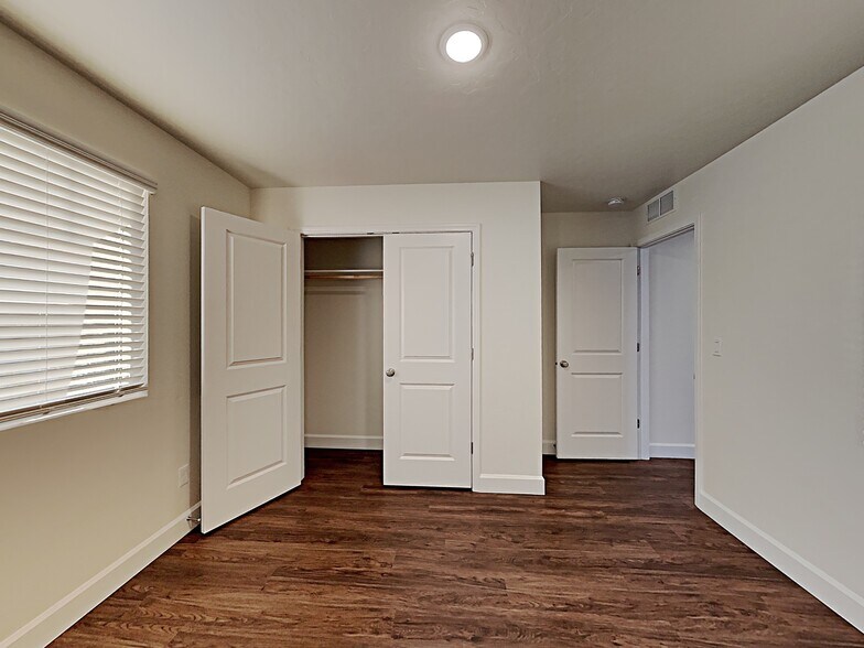 Building Photo - 954 N Barkvine Ave