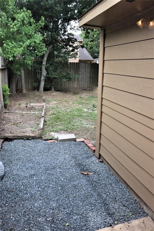 Building Photo - 7718 High Village Dr