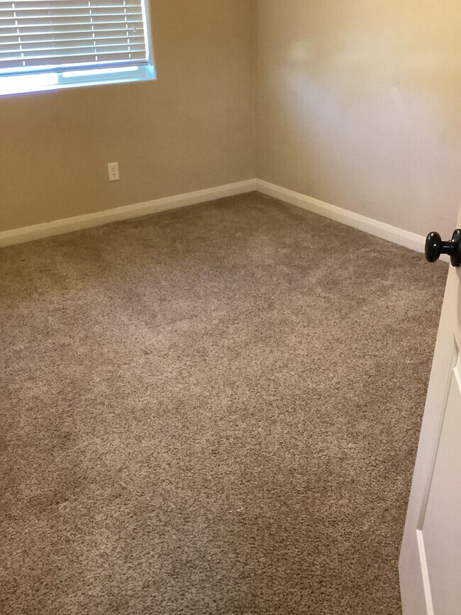 Building Photo - 340 1425 N St